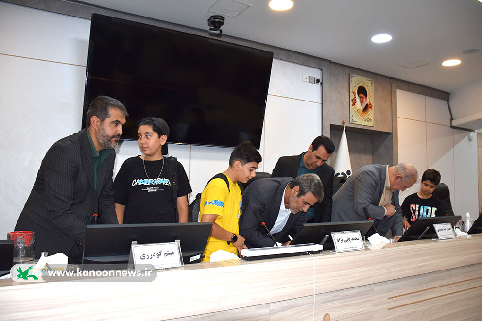 1333800-1 دیدار مدیرکل کانون پرورش فکری لرستان با اعضای شورای شهر بروجرد