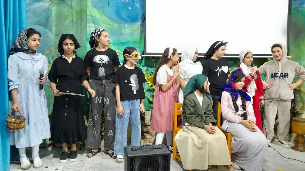 1334179-1 هنرنمایی اعضای شاهرود در اختتامیه کارگاههای تابستانی کانون و جشن «مهارتهای من»