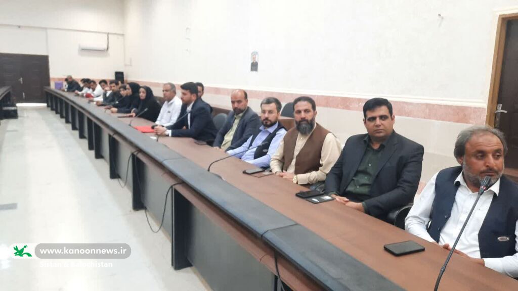 1334198-1 تجلیل از مربی مسئول مرکز فرهنگی هنری میرجاوه(سیستان و بلوچستان) به عنوان کارمند نمونه شهرستان