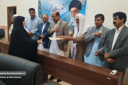 تجلیل از مربی مسئول مرکز فرهنگی هنری میرجاوه(سیستان و بلوچستان) به عنوان کارمند نمونه شهرستان