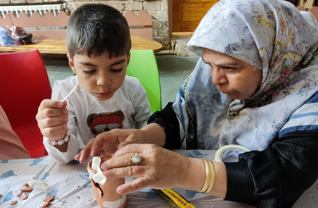 1334274-1 کارگاه «آشنایی با مرمت سفال برای کودکان» در موزه تاریخ کانون برگزار شد