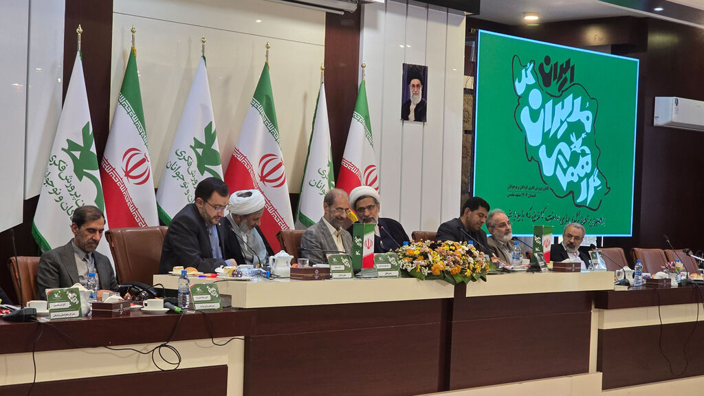 1334430-2 مدیریت در کانون باید برای رشد و تعالی انسانها باشد