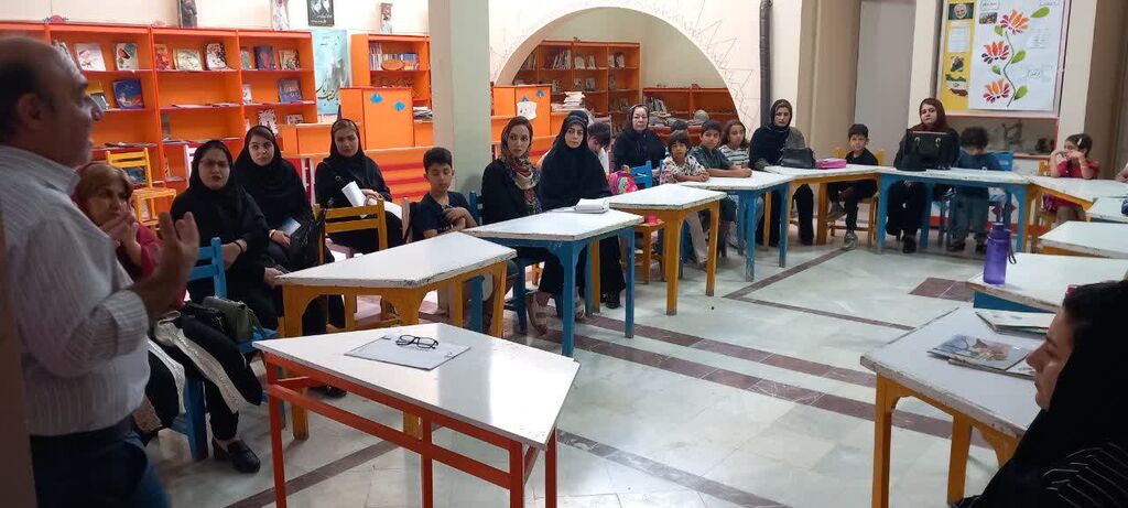 1334538-1 کارگاه قصهگویی برای اعضا و والدین مرکز کرندغرب