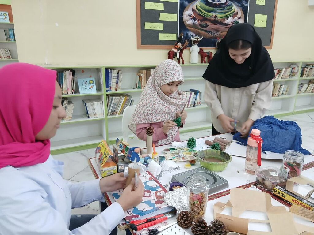 1334724-1 با معجزه خلاقیت، دورریختنیها در کانون سمنان به آثاری بینظیر تبدیل شدند