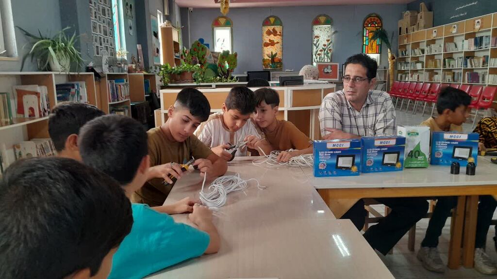 سفر به دنیای علم؛ کشف انرژی و نور با دستان اعضای کانون شاهرود