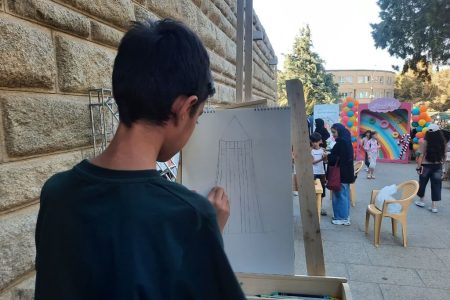 جشنواره تابستانی نقاشی کانون پرورش فکری همدان در آرامگاه بوعلی برگزار شد