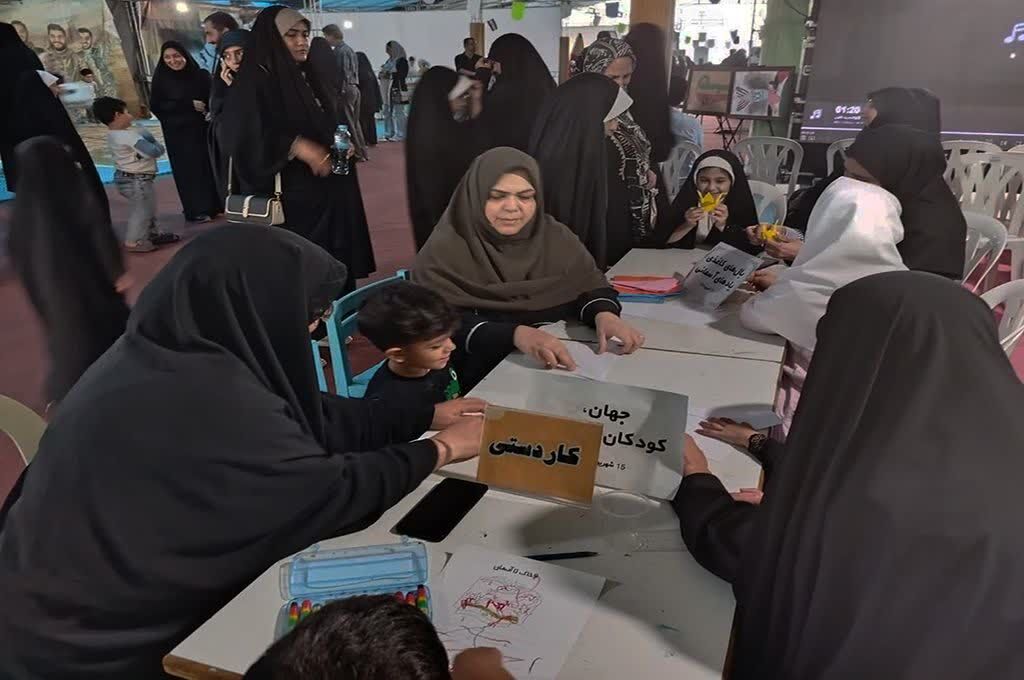 1334992-1 پرواز دُرناهای کاغذی به یاد شهیدان؛ روایتی از ایثار و مقاومت در نمایشگاه پرچمداران