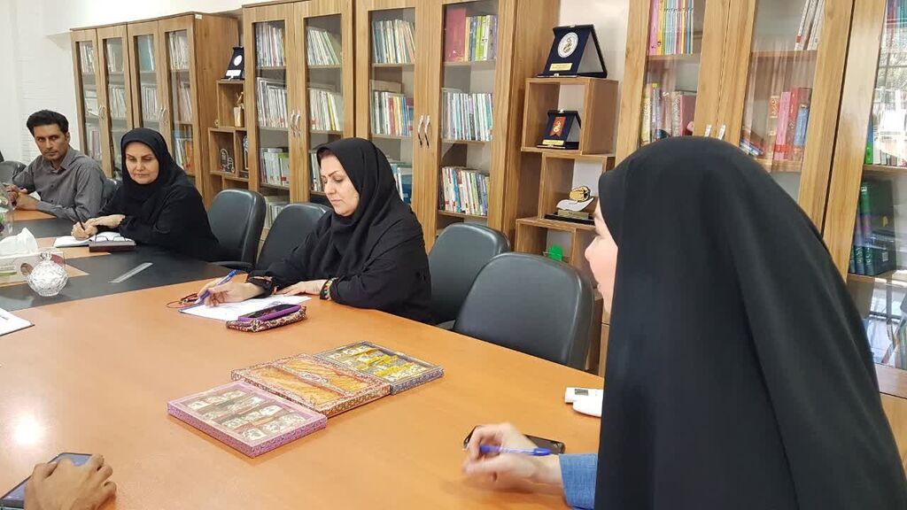 1335008-1 نشست بررسی شیوهنامه سومین جشنواره موسیقی و سرود در کانون کرمانشاه