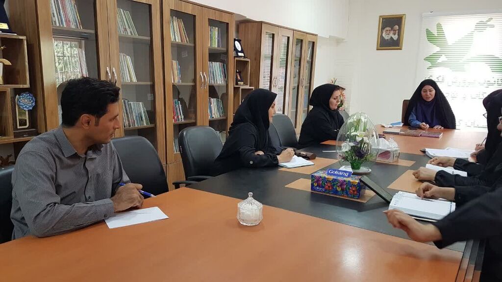 1335010-1 نشست بررسی شیوهنامه سومین جشنواره موسیقی و سرود در کانون کرمانشاه