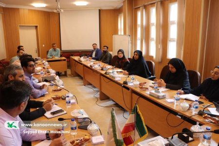 نشست مربیان مراکز کتابخانه‌های سیار کانون گلستان