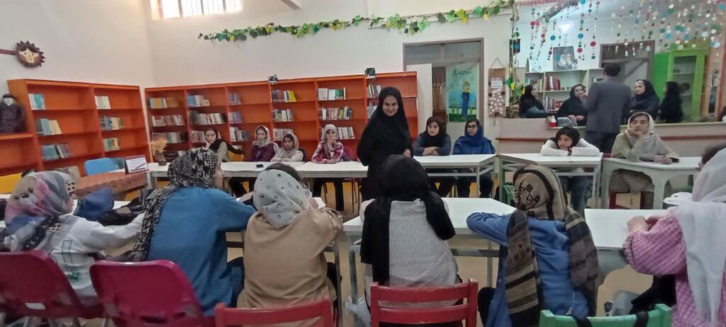 1335226-1 اعضای اردوی استانی کانون کرمانشاه در مرکز هرسین به نوشتن پرداختند