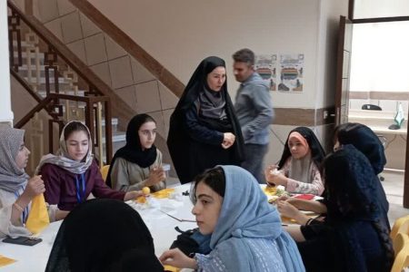 اعضای اردوی استانی کانون کرمانشاه عروسک ساختند