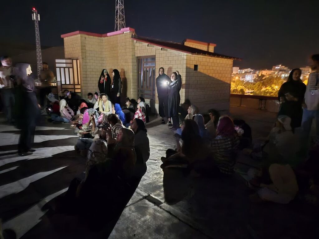 اعضای اردوی استانی کانون کرمانشاه در پشت‌بام مرکز شماره ۱۴ ماه‌گرفتگی را رصد کردند