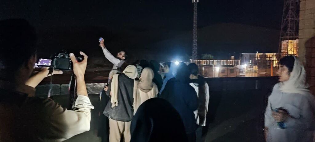 اعضای اردوی استانی کانون کرمانشاه در پشت‌بام مرکز شماره ۱۴ ماه‌گرفتگی را رصد کردند