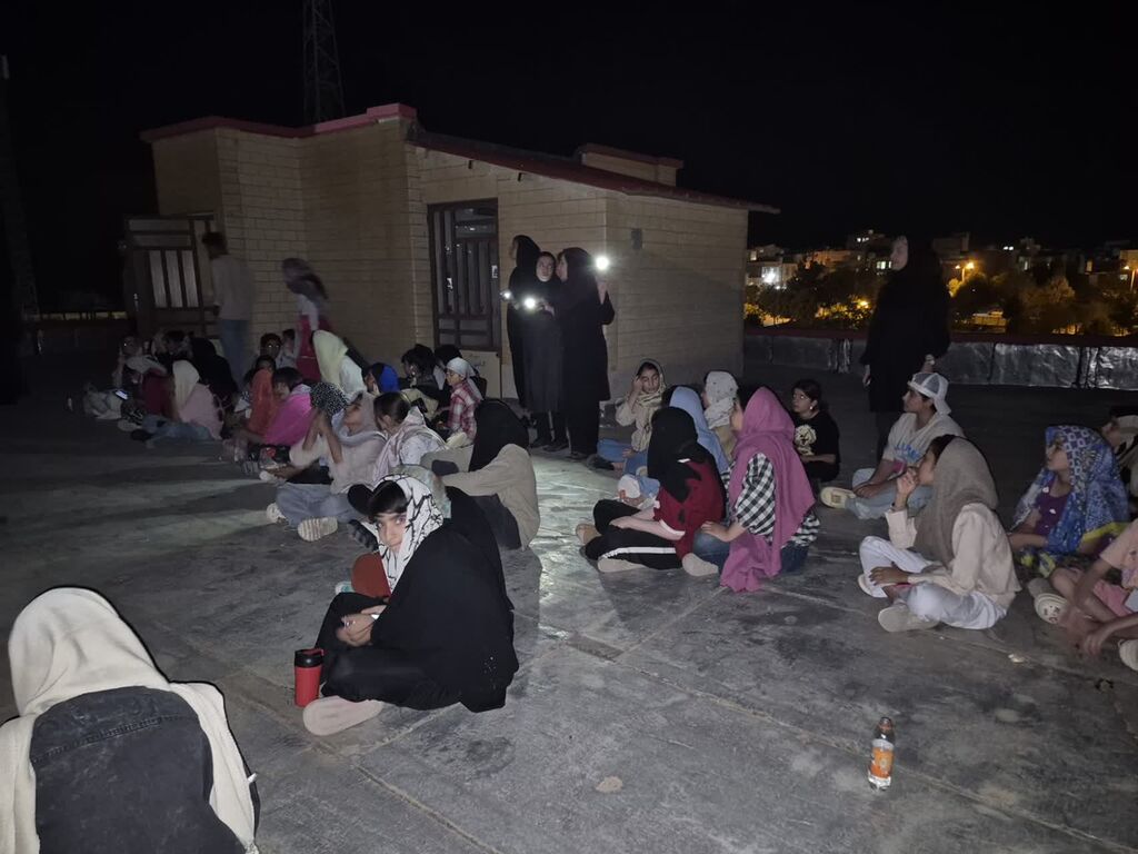 اعضای اردوی استانی کانون کرمانشاه در پشت‌بام مرکز شماره ۱۴ ماه‌گرفتگی را رصد کردند