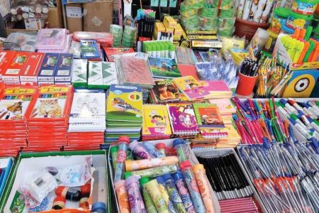 تسخیر نوشت افزارها با نمادهای بیگانه، هویت‌زدایی نسل جدید در سایه غفلت