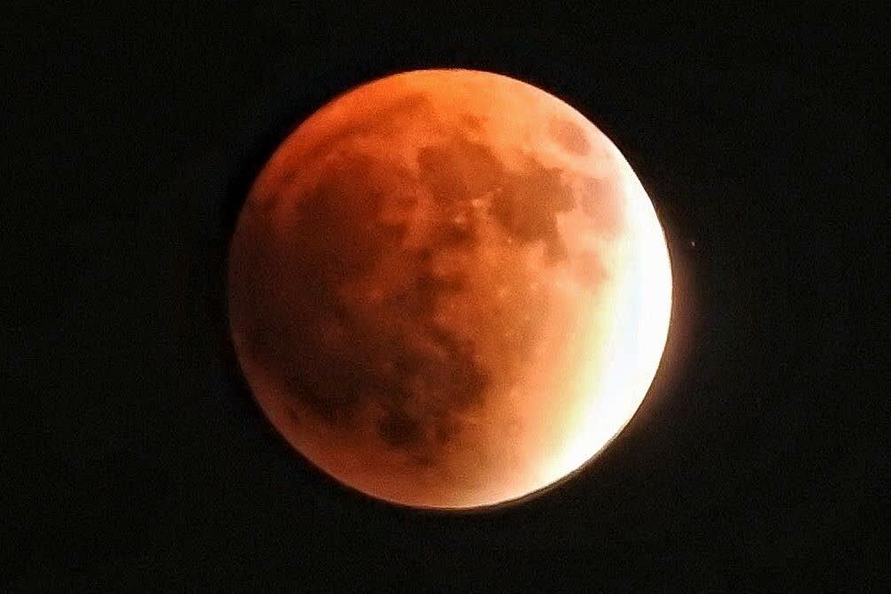 پویش ملی«ماه در آغوش سایه‌ها» درکانون ایلام برگزار شد