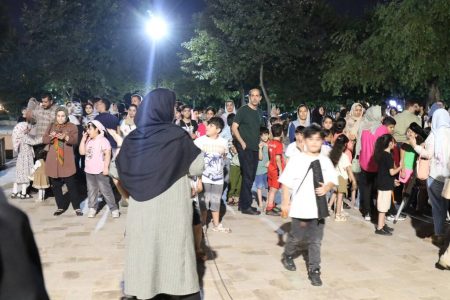 مربیان کانون پرورش فکری ساری در پویش «ماه در آغوش سایه‌ها» خسوف را با مردم رصد کردند