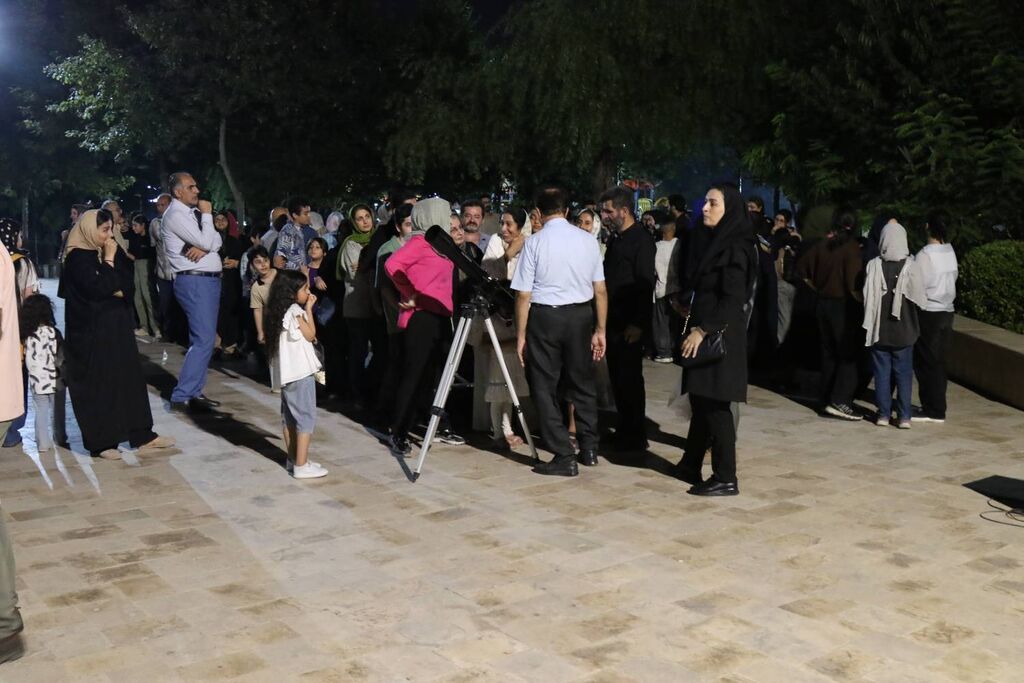 مربیان کانون پرورش فکری ساری در پویش «ماه در آغوش سایه‌ها» خسوف را با مردم رصد کردند