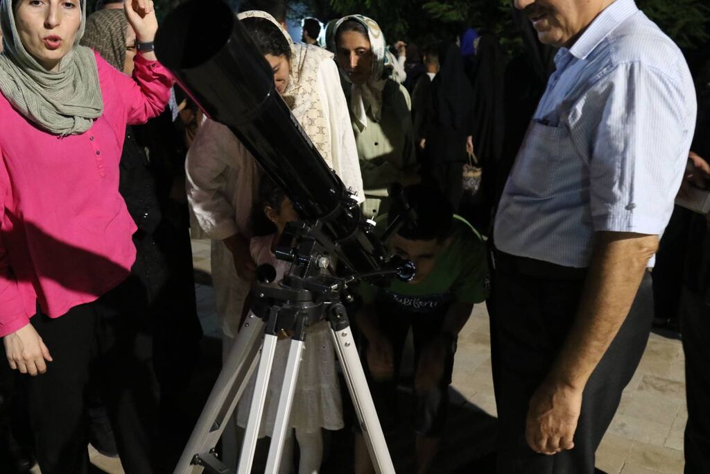 مربیان کانون پرورش فکری ساری در پویش «ماه در آغوش سایه‌ها» خسوف را با مردم رصد کردند