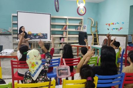 برگزاری پویش ملی ماه در آغوش سایه ها در مجتمع آفرینش بندرعباس