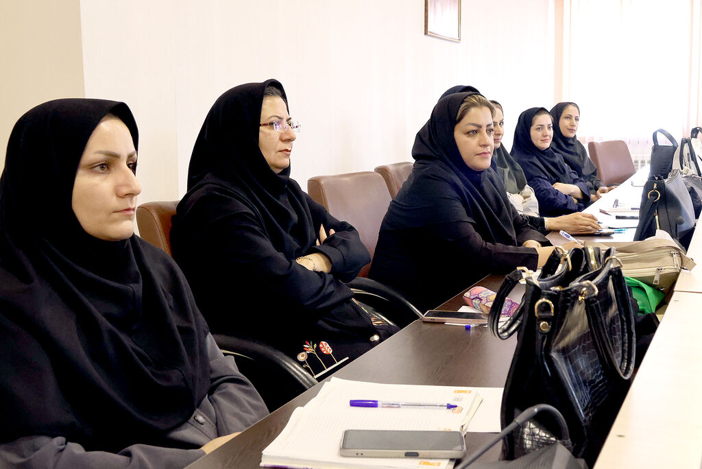 1336002-1 از ذرات ریز تا ذهنهای بزرگ؛ مربیان کانون با نانو آشنا شدند