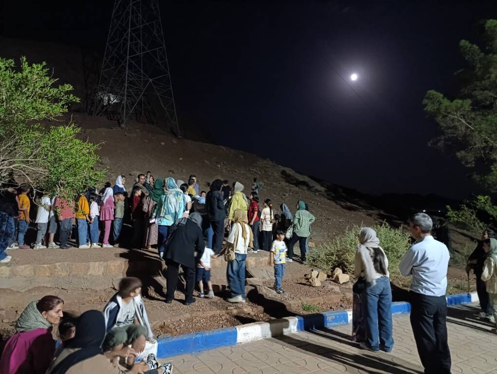 1336258 وقتی ماه در سایه رفت و کودکان فارس به آسمان نزدیکتر شدند