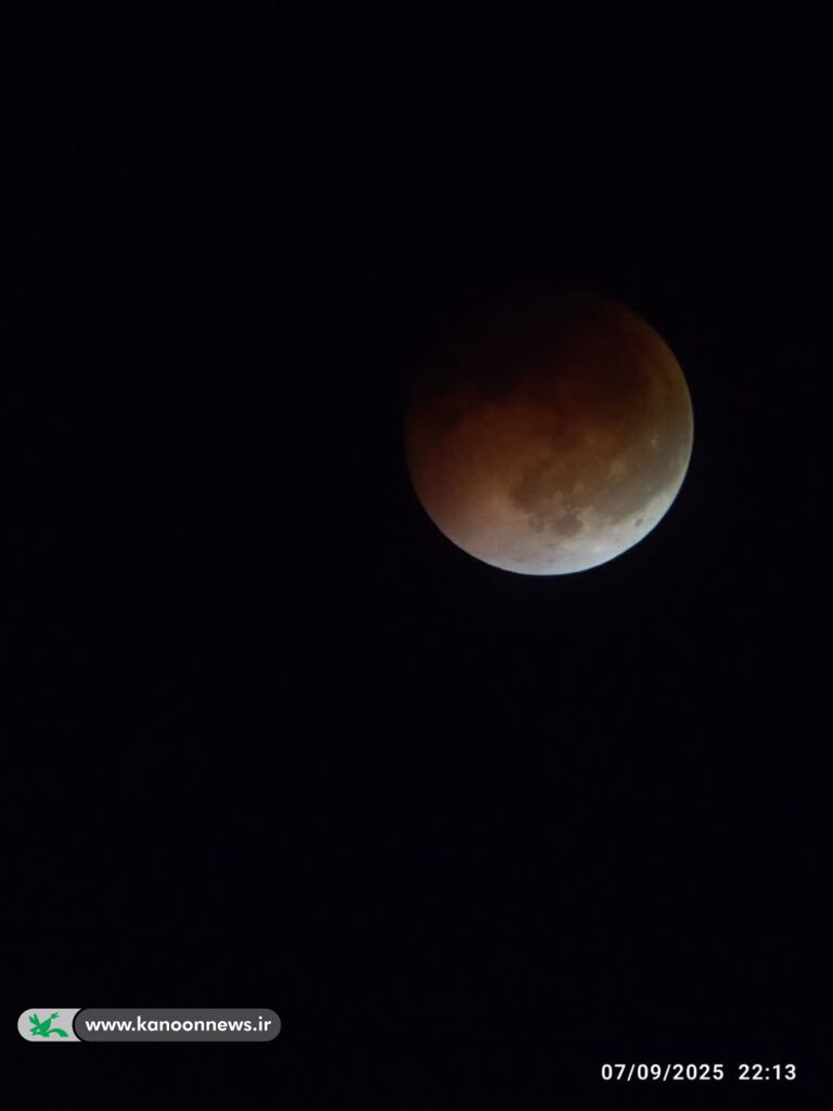 1336355-1 شهروندان زنجانی شاهد ماهگرفتگی کلی در مرکز علوم و نجوم