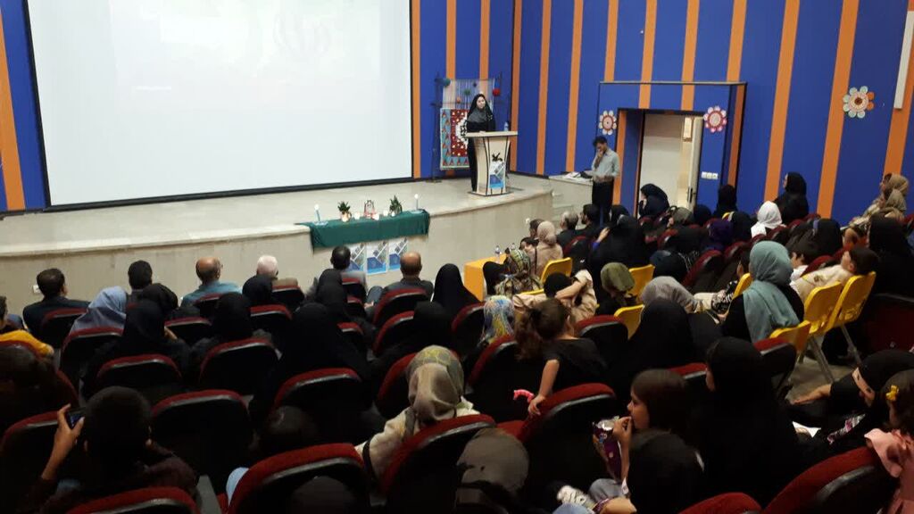 1336916-1 تجلیل از برگزیدگان جشنواره سرزمین مادری کانون کرمانشاه در ویژهبرنامه هفته وحدت مرکز شماره ۱۱