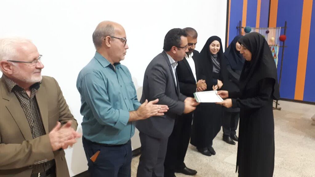 1336918-1 تجلیل از برگزیدگان جشنواره سرزمین مادری کانون کرمانشاه در ویژهبرنامه هفته وحدت مرکز شماره ۱۱