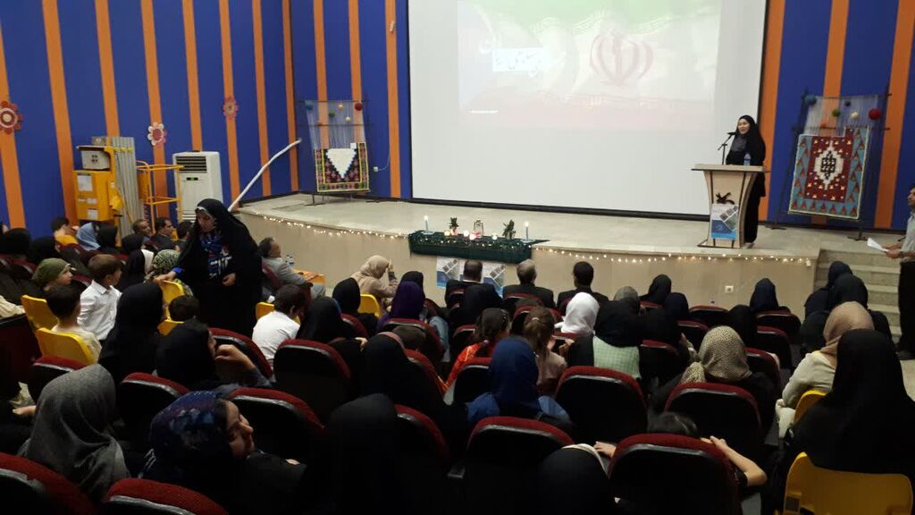 1336919-1 تجلیل از برگزیدگان جشنواره سرزمین مادری کانون کرمانشاه در ویژهبرنامه هفته وحدت مرکز شماره ۱۱