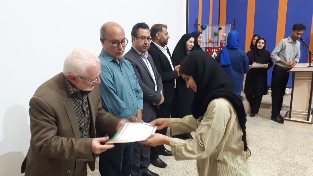1336920-1 تجلیل از برگزیدگان جشنواره سرزمین مادری کانون کرمانشاه در ویژهبرنامه هفته وحدت مرکز شماره ۱۱
