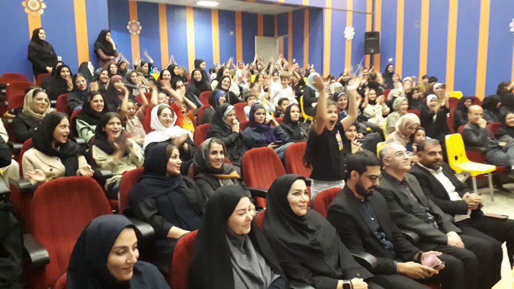 1336929-1 تجلیل از برگزیدگان جشنواره سرزمین مادری کانون کرمانشاه در ویژهبرنامه هفته وحدت مرکز شماره ۱۱