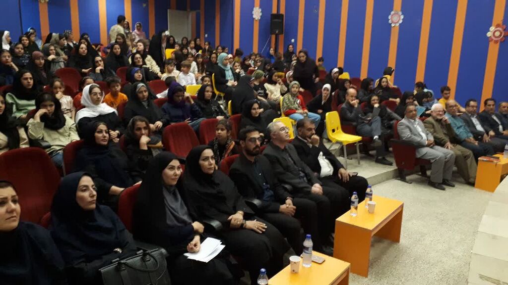 1336930-1 تجلیل از برگزیدگان جشنواره سرزمین مادری کانون کرمانشاه در ویژهبرنامه هفته وحدت مرکز شماره ۱۱