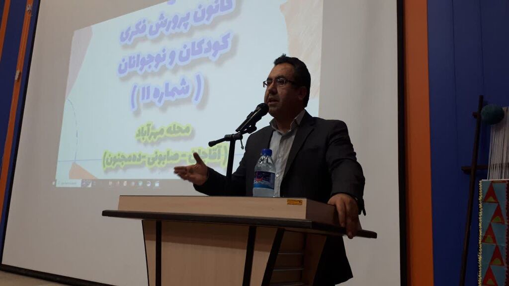 1336933-1 تجلیل از برگزیدگان جشنواره سرزمین مادری کانون کرمانشاه در ویژهبرنامه هفته وحدت مرکز شماره ۱۱