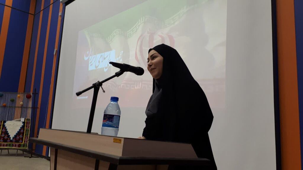 1336934-1 تجلیل از برگزیدگان جشنواره سرزمین مادری کانون کرمانشاه در ویژهبرنامه هفته وحدت مرکز شماره ۱۱