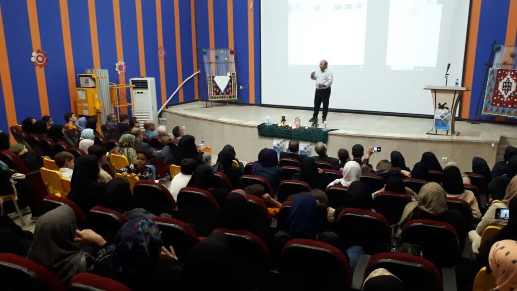 1336935-1 تجلیل از برگزیدگان جشنواره سرزمین مادری کانون کرمانشاه در ویژهبرنامه هفته وحدت مرکز شماره ۱۱