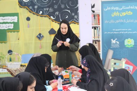 شکوفه‌های خلاقیت با گل‌های کاغذی در دستان کانون یاران