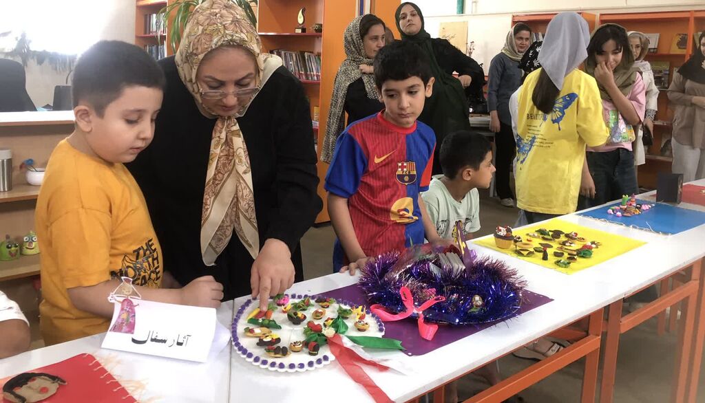 1337360-1 نمایشگاه دستان کوچک در مرکز شماره ۱ صحنه