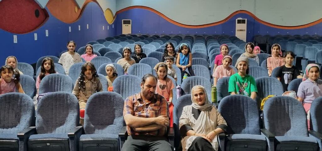 1337451-1 نشست اعضای کارگاههای بازیگری با بازیگران تئاتر و سینما در کانون کرمانشاه