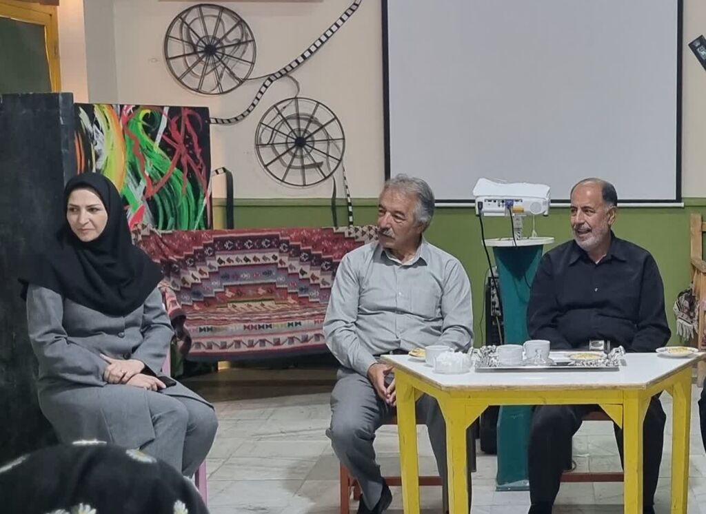 1337452-1 نشست اعضای کارگاههای بازیگری با بازیگران تئاتر و سینما در کانون کرمانشاه