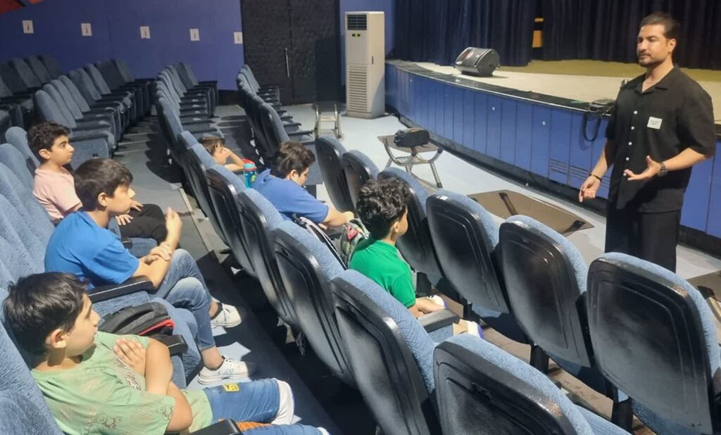 1337455-1 نشست اعضای کارگاههای بازیگری با بازیگران تئاتر و سینما در کانون کرمانشاه