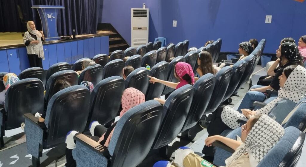 1337456-1 نشست اعضای کارگاههای بازیگری با بازیگران تئاتر و سینما در کانون کرمانشاه