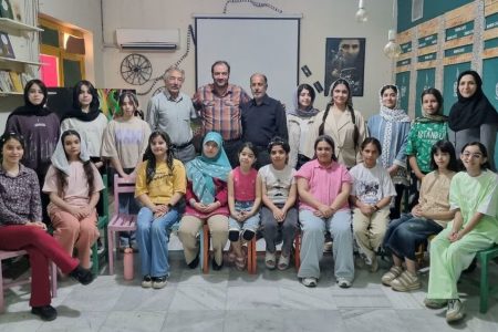 نشست اعضای کارگاه‌های بازیگری با بازیگران تئاتر و سینما در کانون‌ کرمانشاه