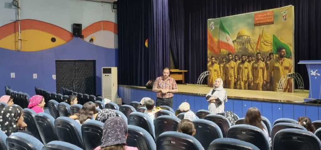 1337458-1 نشست اعضای کارگاههای بازیگری با بازیگران تئاتر و سینما در کانون کرمانشاه