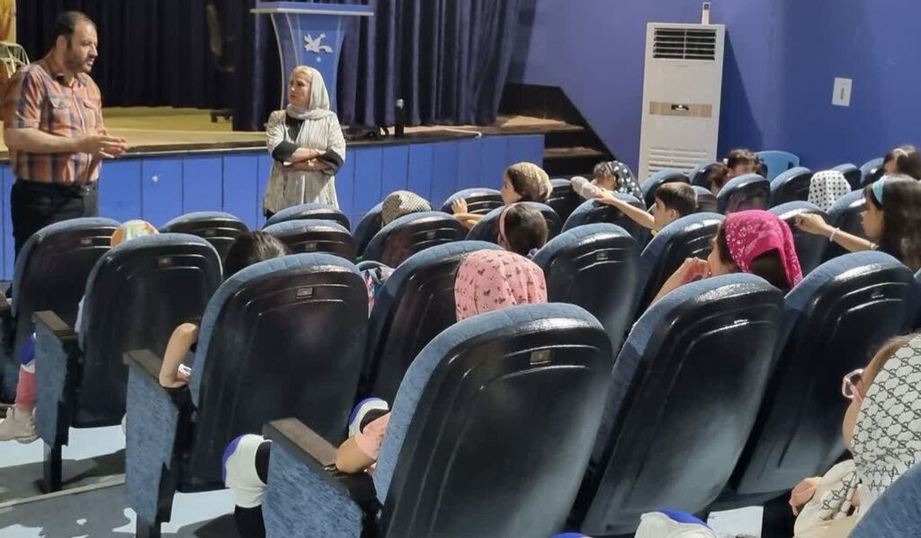 1337459-1 نشست اعضای کارگاههای بازیگری با بازیگران تئاتر و سینما در کانون کرمانشاه