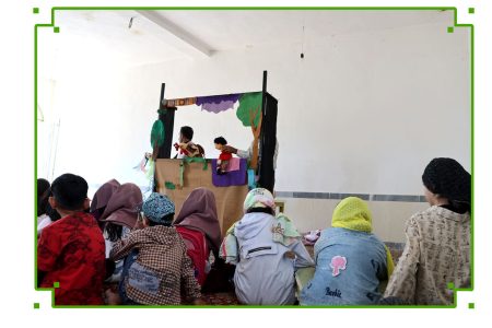 عروسک‌ها در روستای کوهستانی آواز خواندند و کودکان میزبان شادی شدند