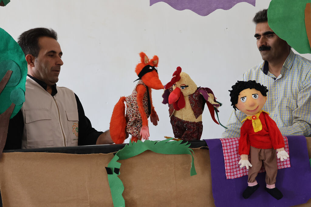 عروسک‌ها در روستای کوهستانی آواز خواندند و کودکان میزبان شادی شدند