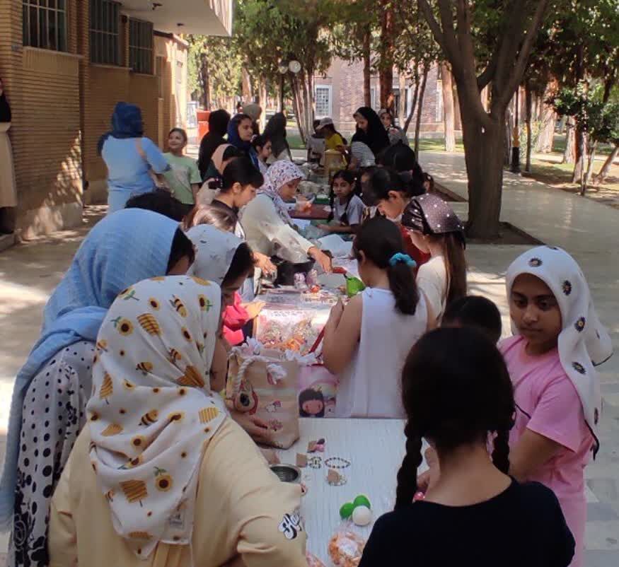 1337708-1 برگزاری بازارچه دخترانه در دامغان