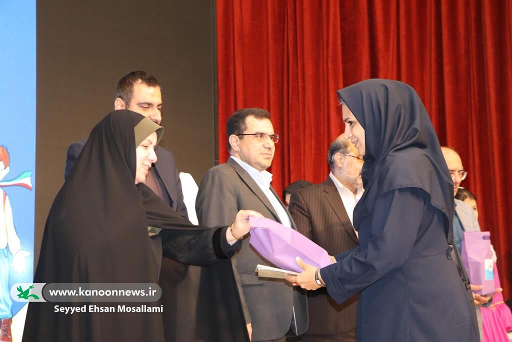 1338167-1 کانونیاران الگویی برای مسئولیتپذیری اجتماعی هستند